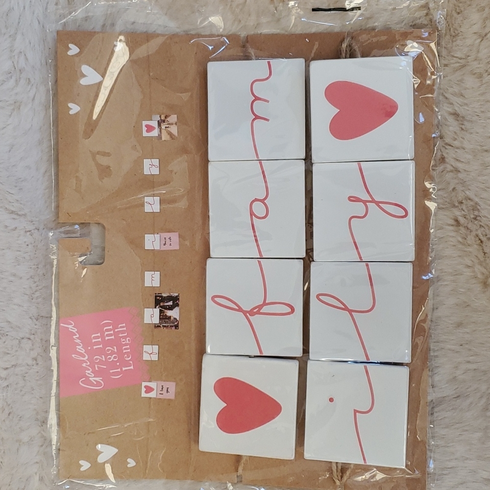 NWT, "Family" Garland, Photo Holder